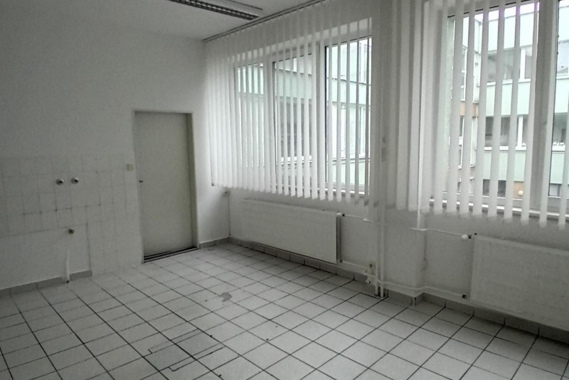  Priestory na prenájom / Administratívna budova - foto